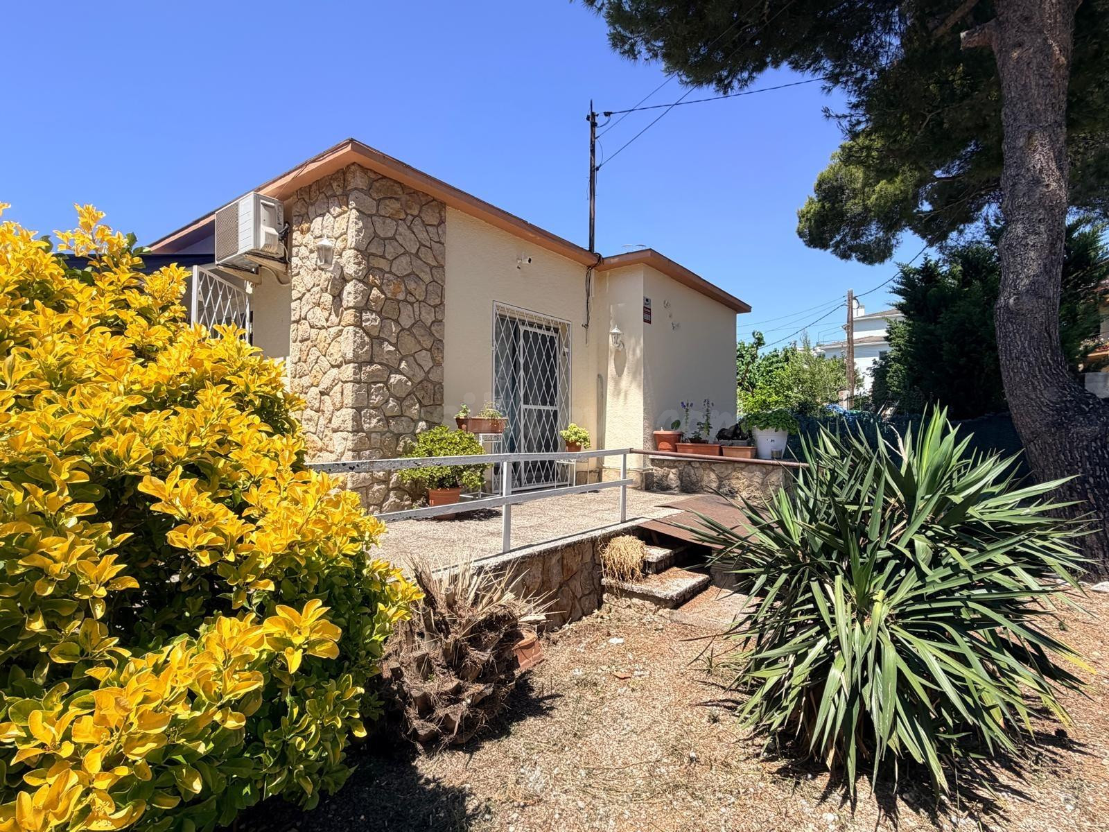 Chalet independiente con piscina y jardín en el centro de Segur - foto 2