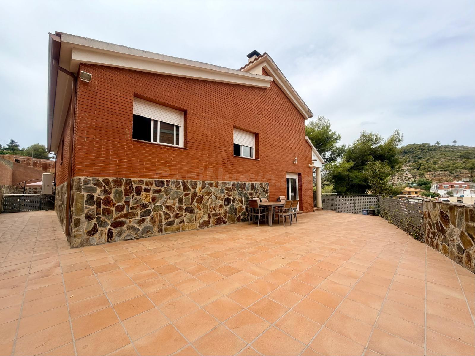 ESPECTACULAR CHALET CON PISCINA PARA ENTRAR A VIVIR - foto 2