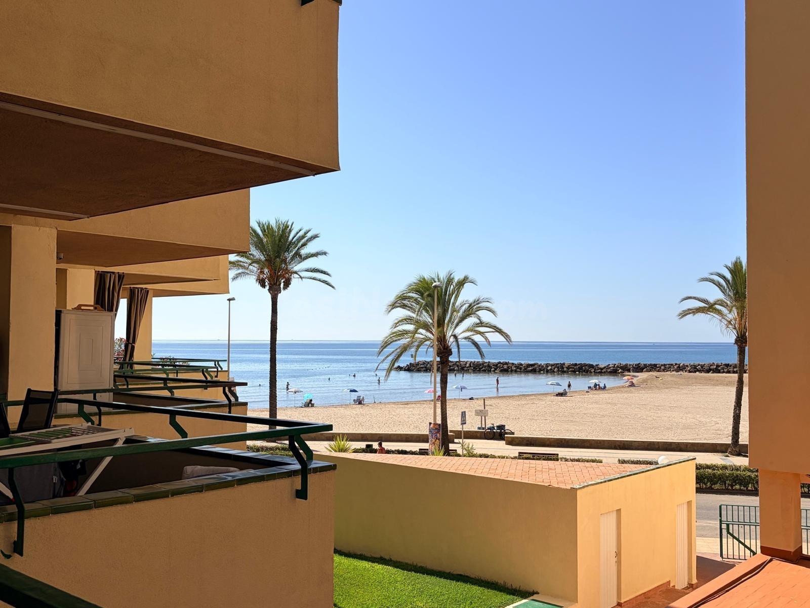 Primera línea de mar con piscina