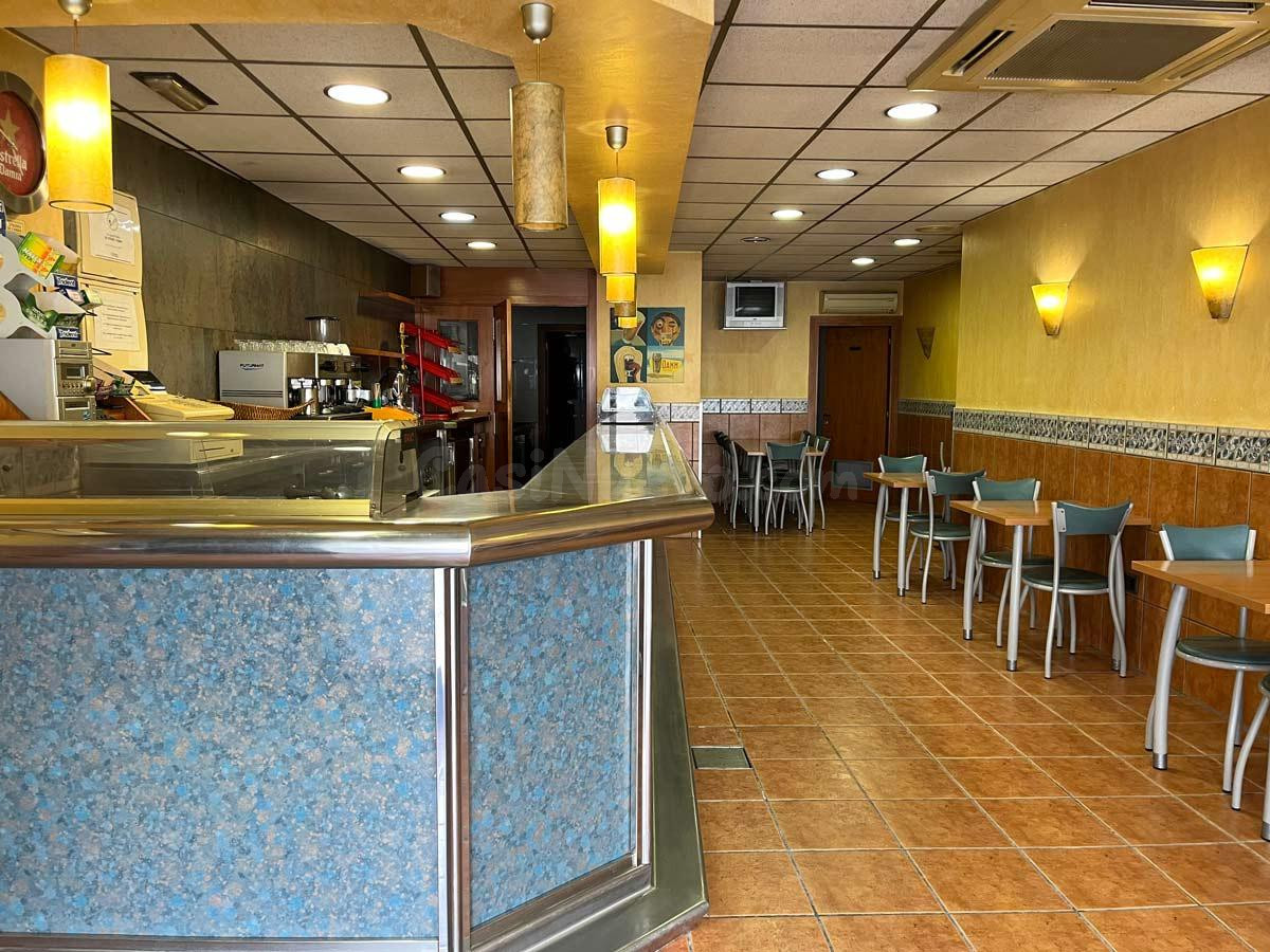 Se vende local comercial con negocio de hostelería, al compl