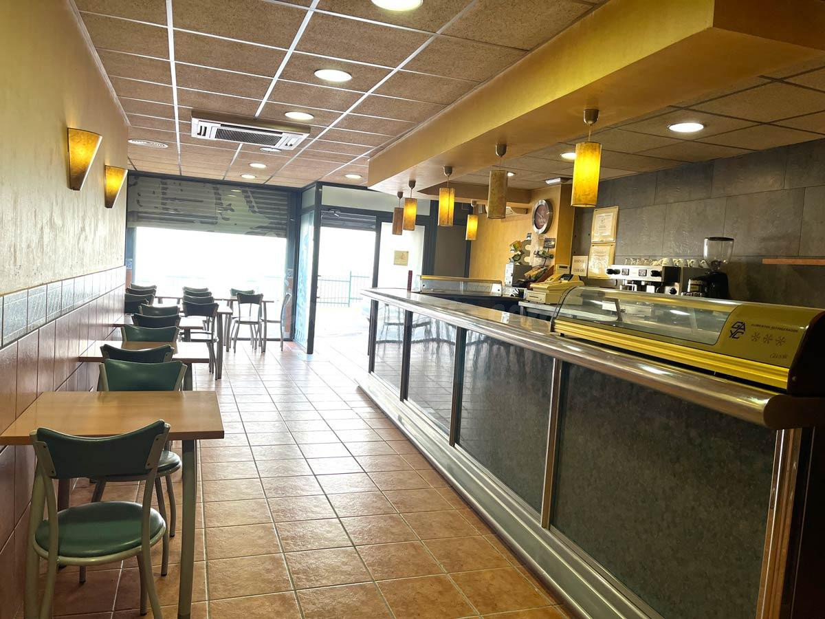 Se vende local comercial con negocio de hostelería, al compl - foto 4