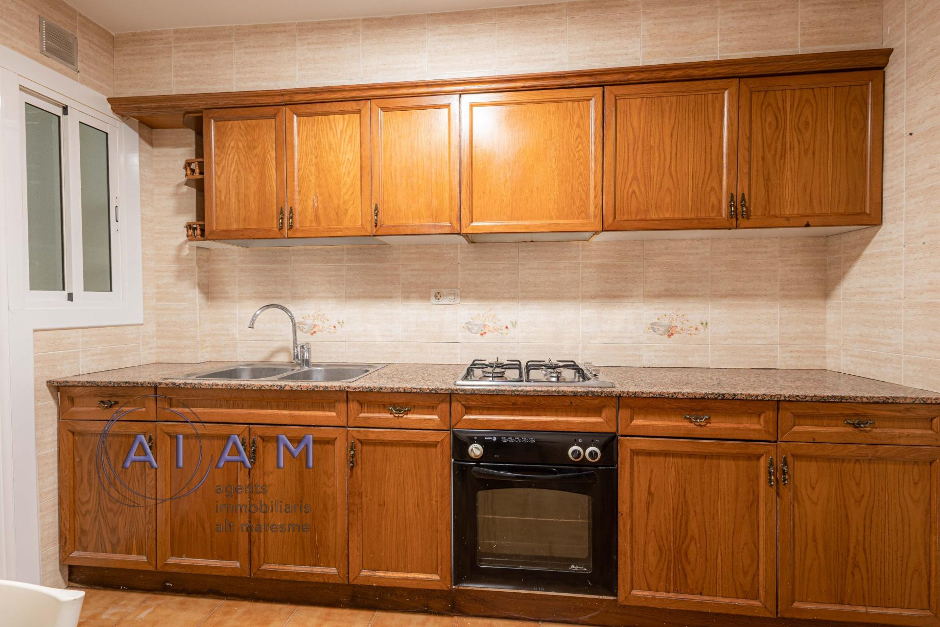 Piso muy céntrico con 4 habitaciones - foto 4