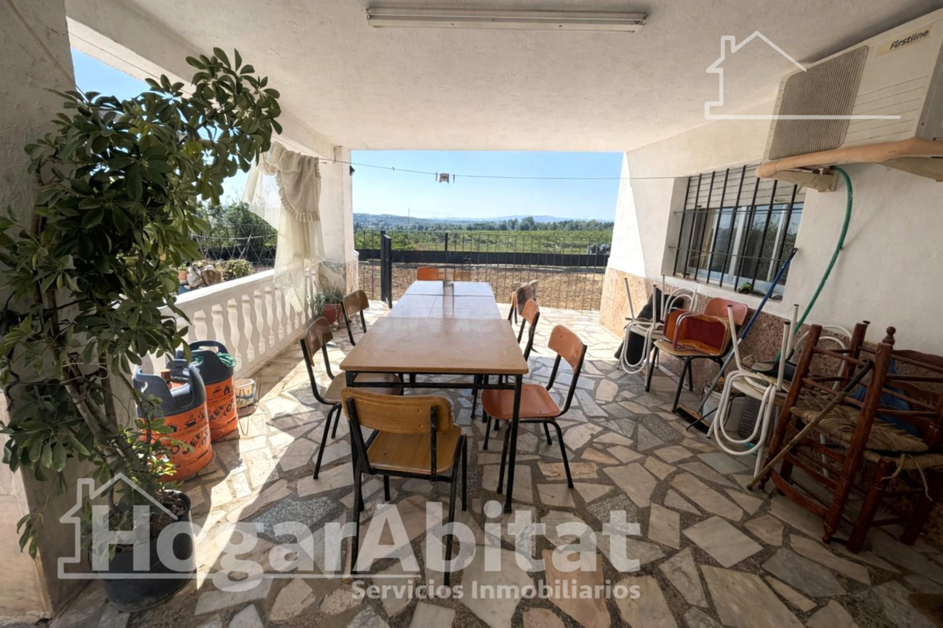 ¡VISTAS A LAS MONTAÑAS! CHALET CON TERRENO RÚSTICO, TERRAZA, PISCINA Y GARAJE CUBIERTO