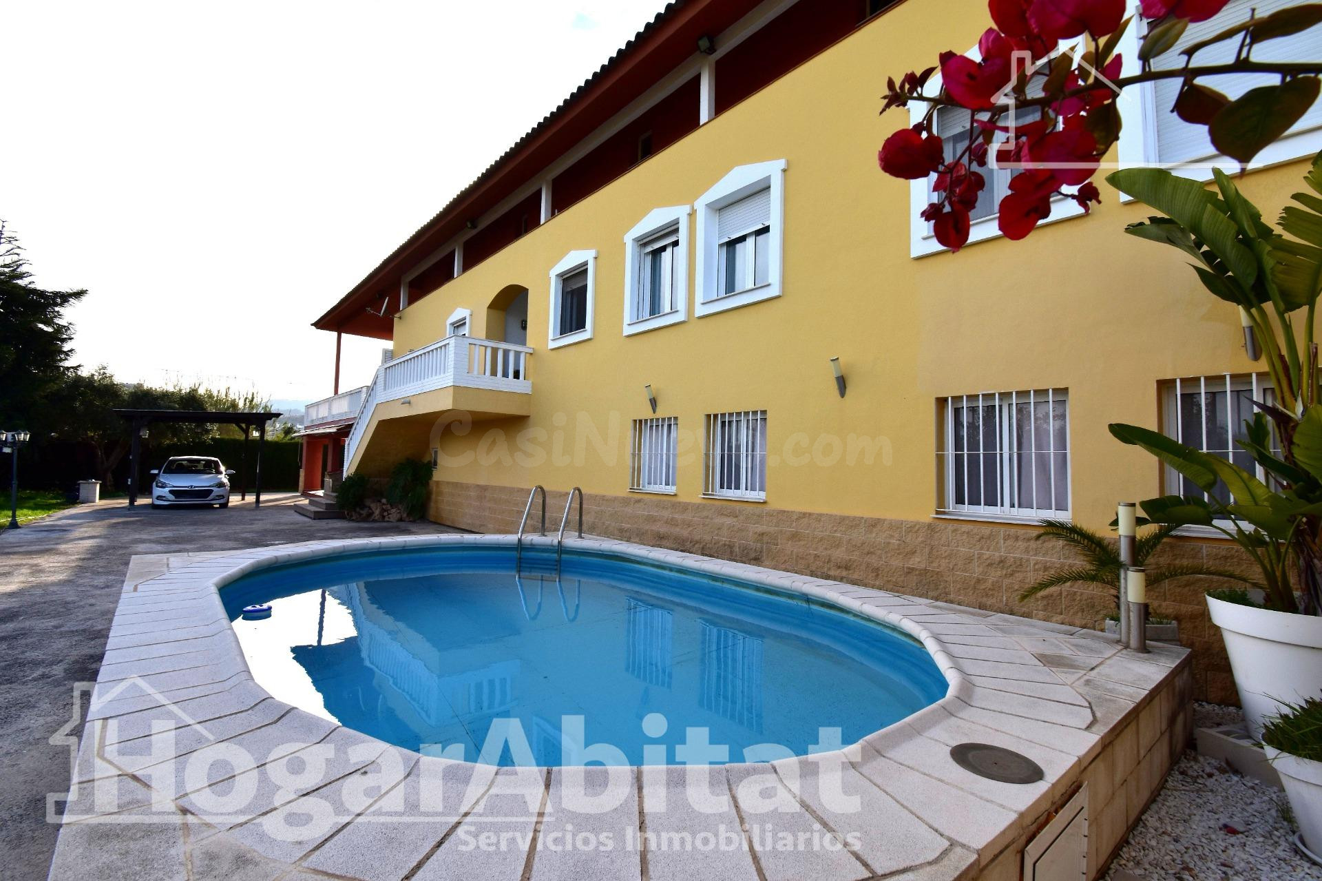 ¡CHALET DE LUJO! AMPLIO Y SOFISTICADO CON PISCINA Y GARAJE, 