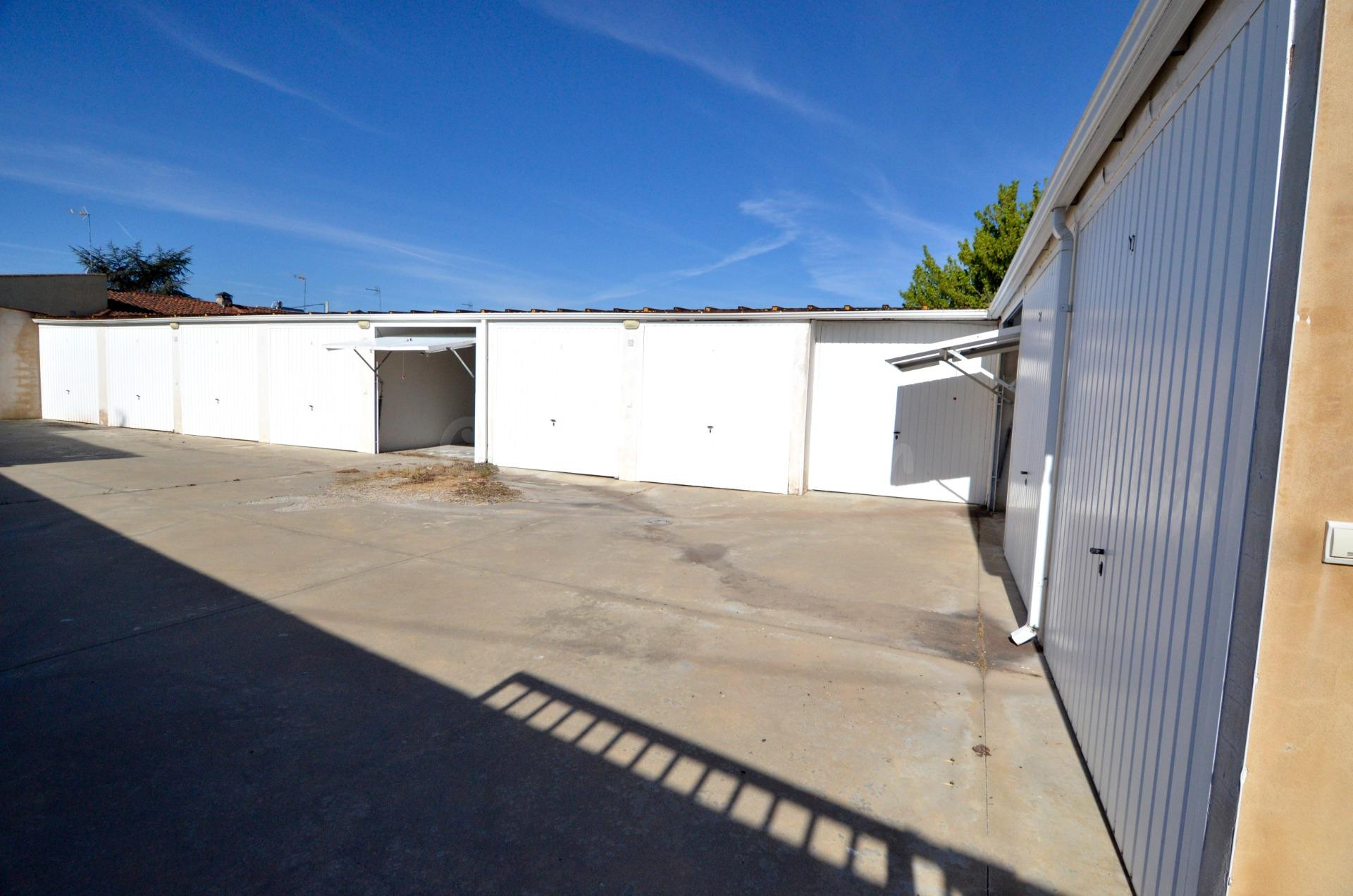Urbis te ofrece una plaza de garaje cerrada en venta, Zarapi - foto 4