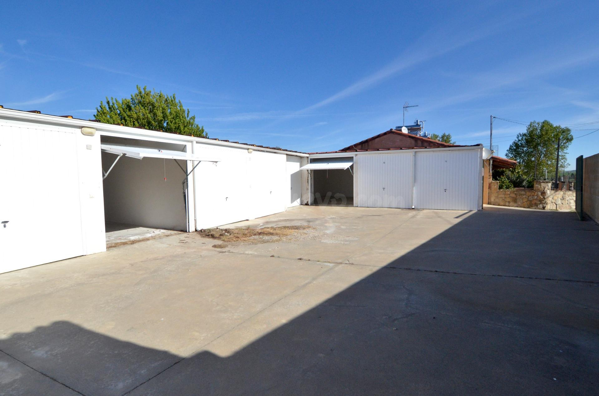 Urbis te ofrece una plaza de garaje cerrada en venta, Zarapi - foto 5