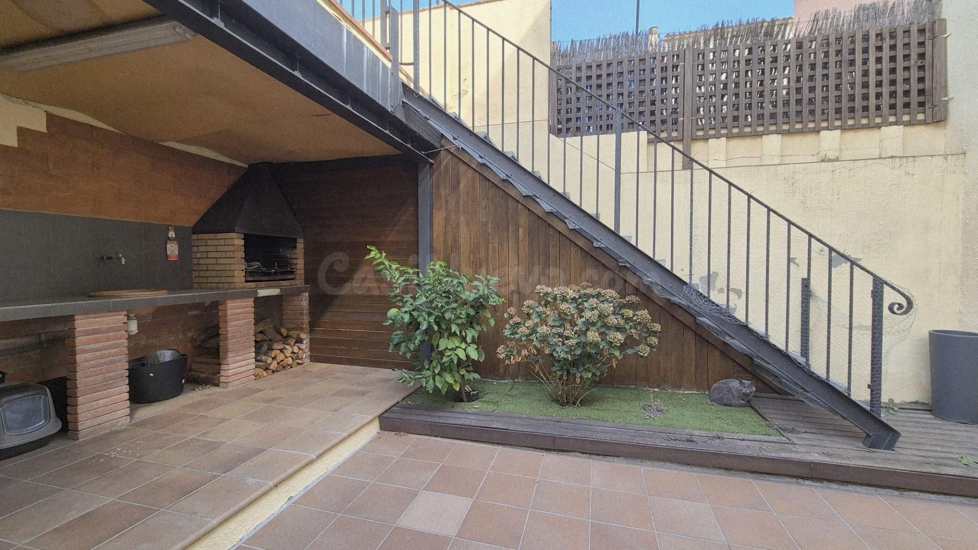 PLANTA BAIXA AMB GARATGE PRIVAT I GRAN PATI - foto 2