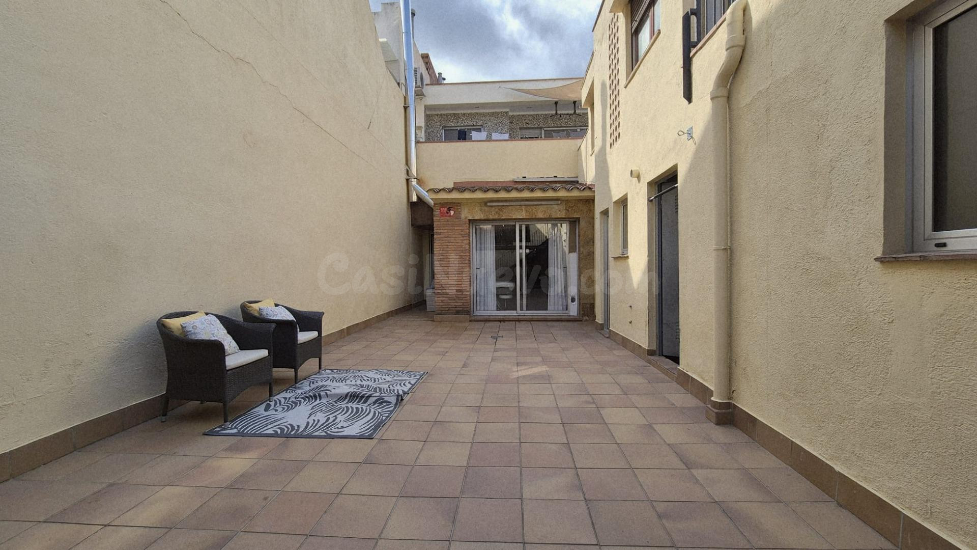 PLANTA BAIXA AMB GARATGE PRIVAT I GRAN PATI - foto 3