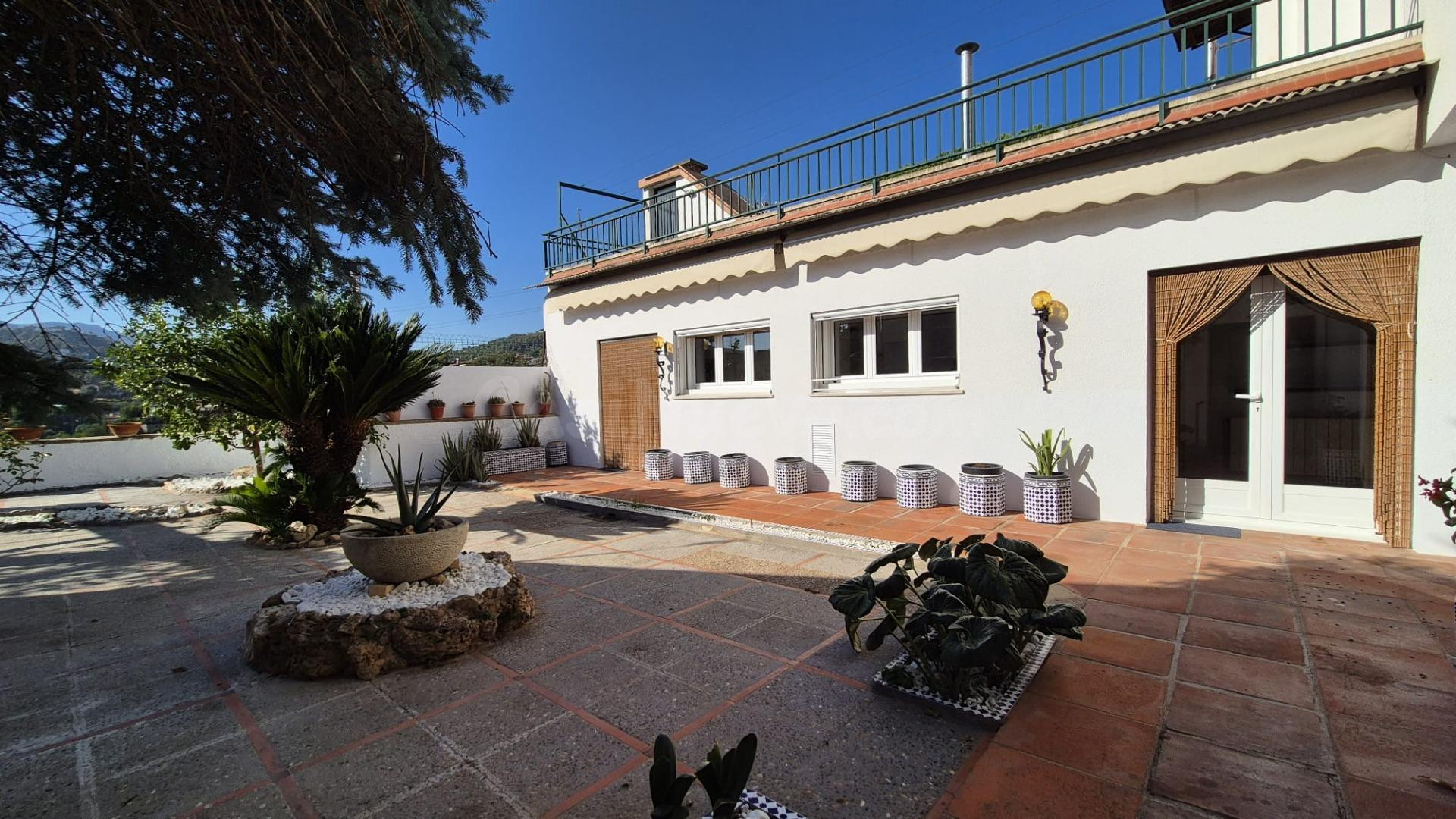 Lloguer de casa familiar exclusiva amb gran pati i ubicació 