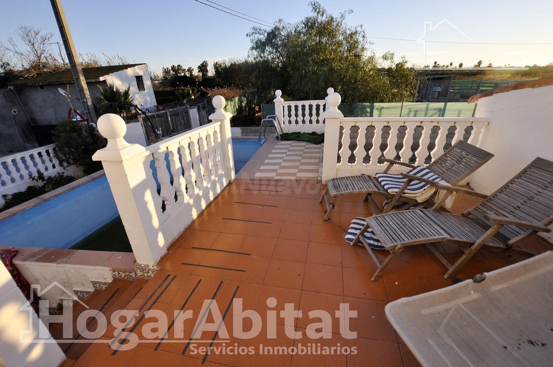 CASA CON GRAN TERRENO, PISCINA Y GARAJE CERCA DE LA PLAYA