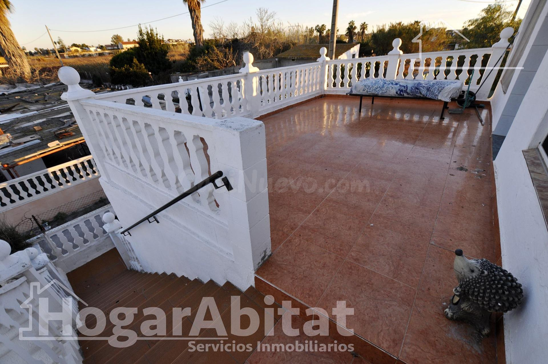 CASA CON GRAN TERRENO, PISCINA Y GARAJE CERCA DE LA PLAYA - foto 3