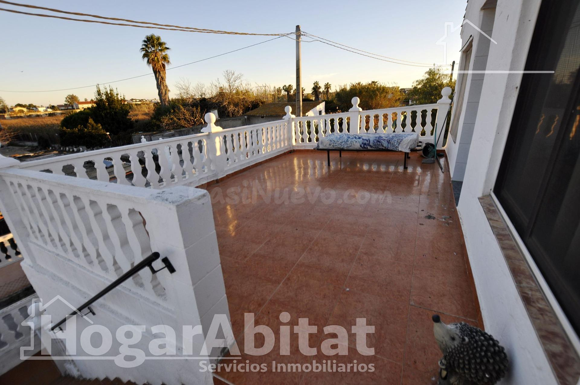 CASA CON GRAN TERRENO, PISCINA Y GARAJE CERCA DE LA PLAYA - foto 5