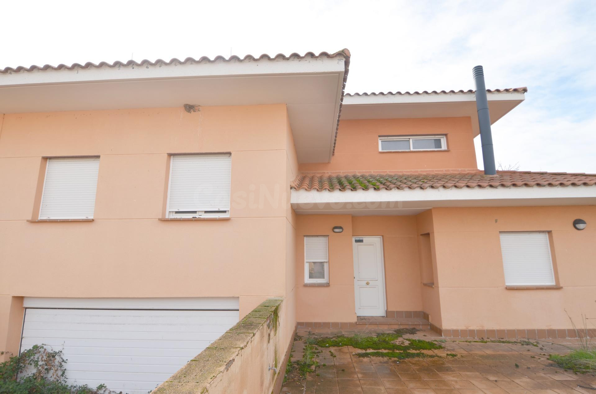 Urbis te ofrece un chalet pareado en venta en Urb. Oasis Golf, Carrascal de Barregas, Salamanca.