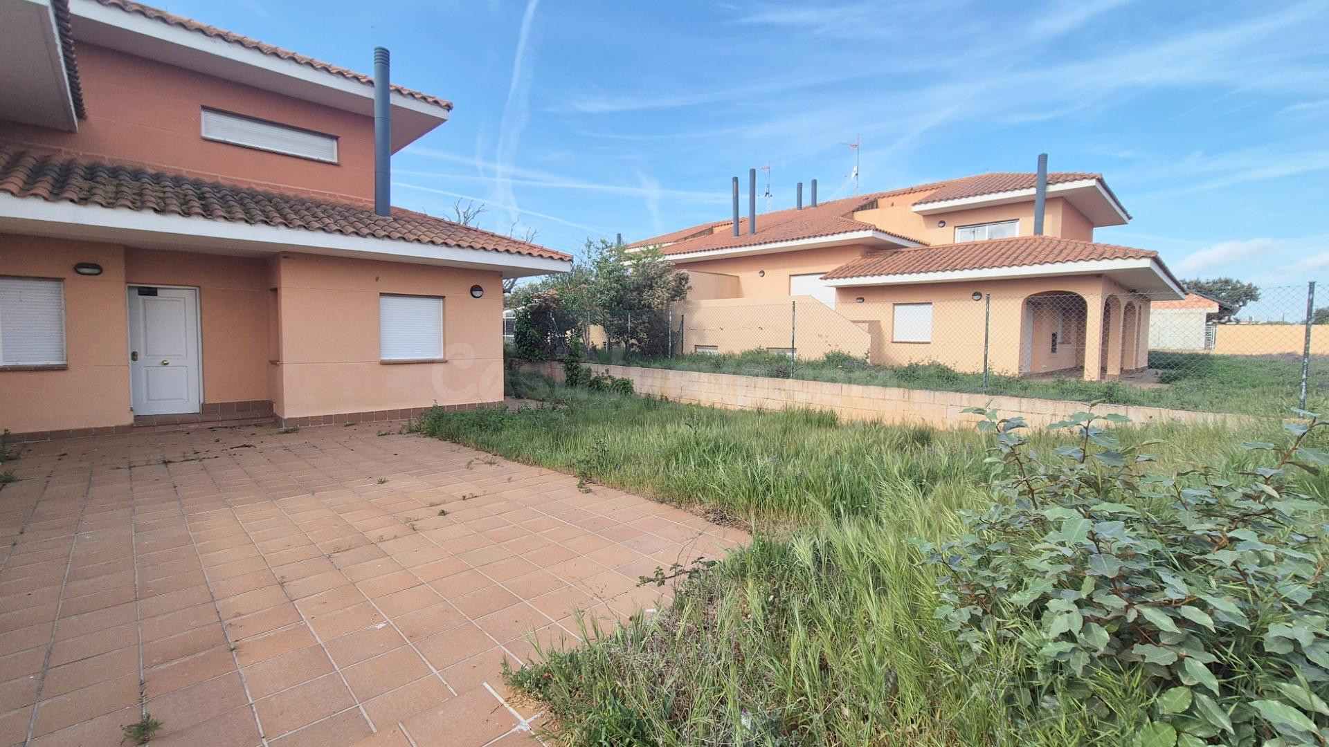 Urbis te ofrece un chalet pareado en venta en Urb. Oasis Gol - foto 2