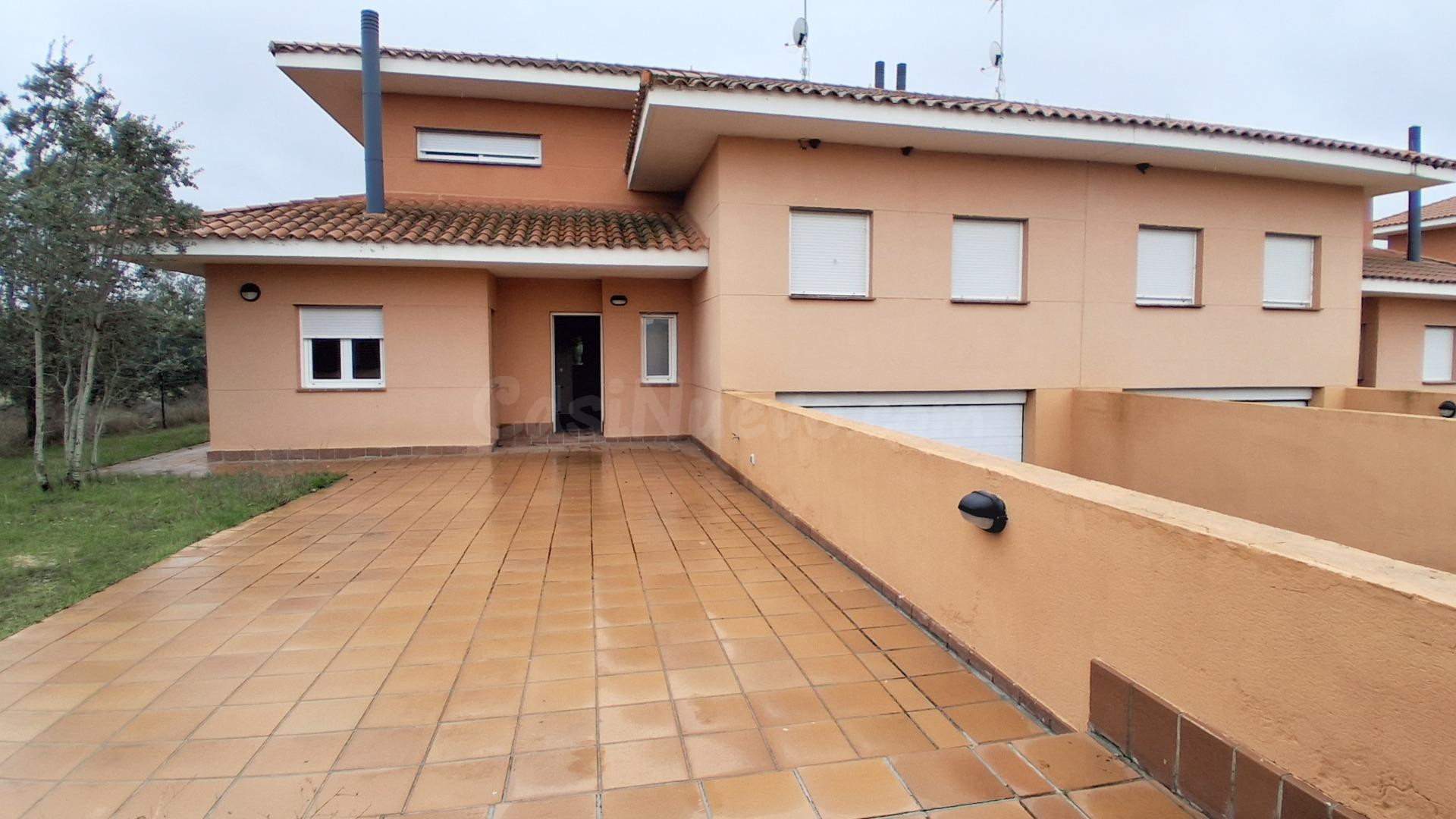 Urbis te ofrece un chalet pareado en venta en Urb. Oasis Golf, Carrascal de Barregas, Salamanca.