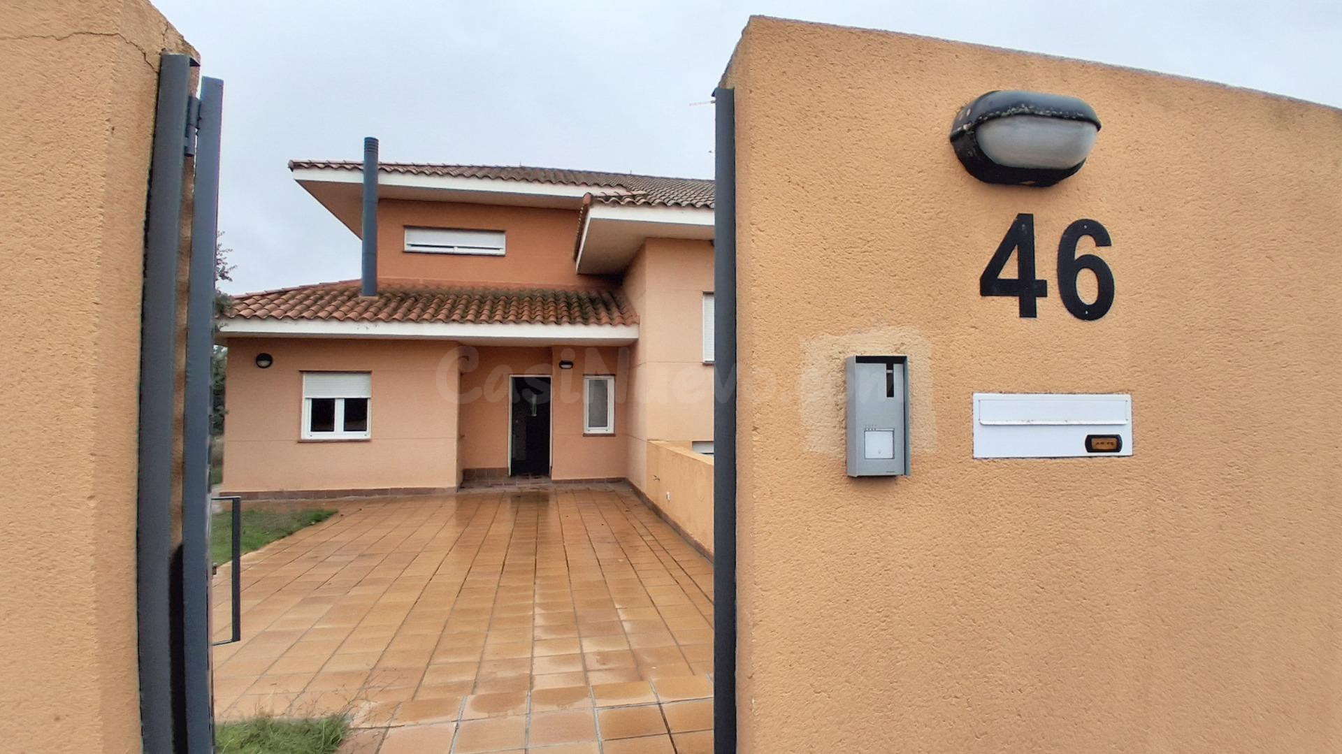 Urbis te ofrece un chalet pareado en venta en Urb. Oasis Gol - foto 2