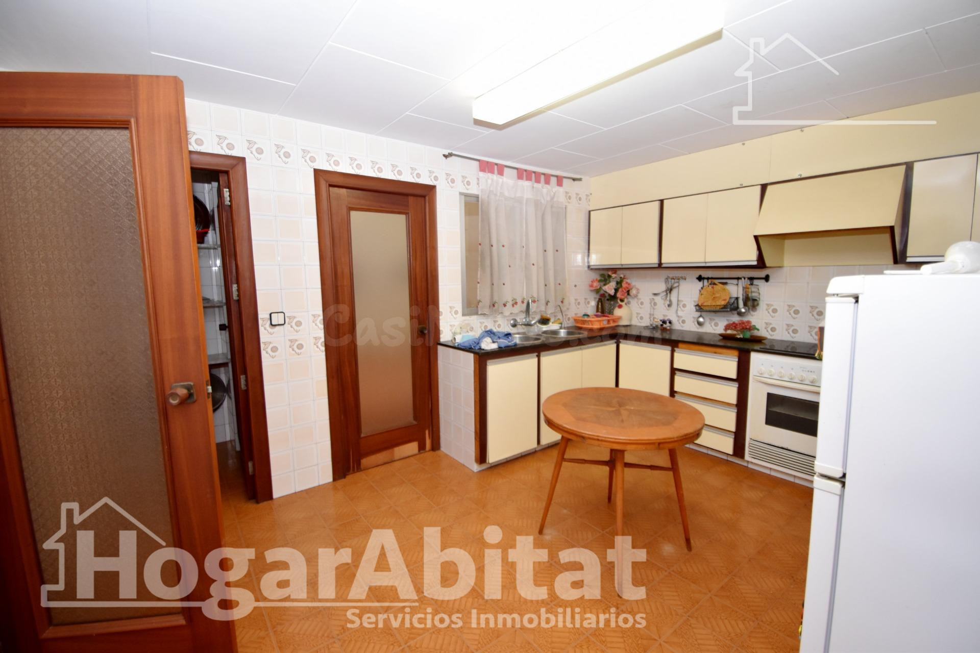 ESPACIOSO PISO CON GARAJE, DOS TERRAZAS Y BALCÓN - foto 3
