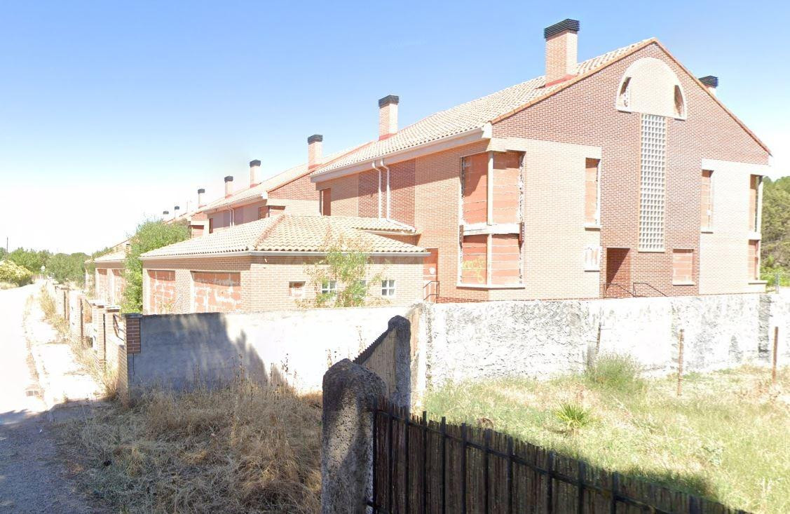 Urbis te ofrece un conjunto de nueve chalets adosados en ven