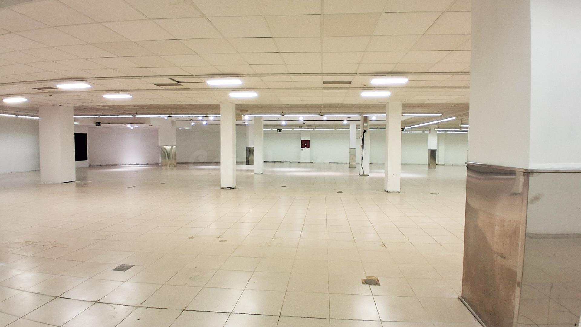 Urbis te ofrece un amplio local comercial en alquiler en la zona de Teso de la Feria, Salamanca.
