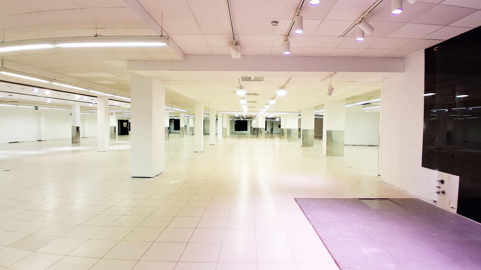 Urbis te ofrece un amplio local comercial en alquiler en la  - foto 2