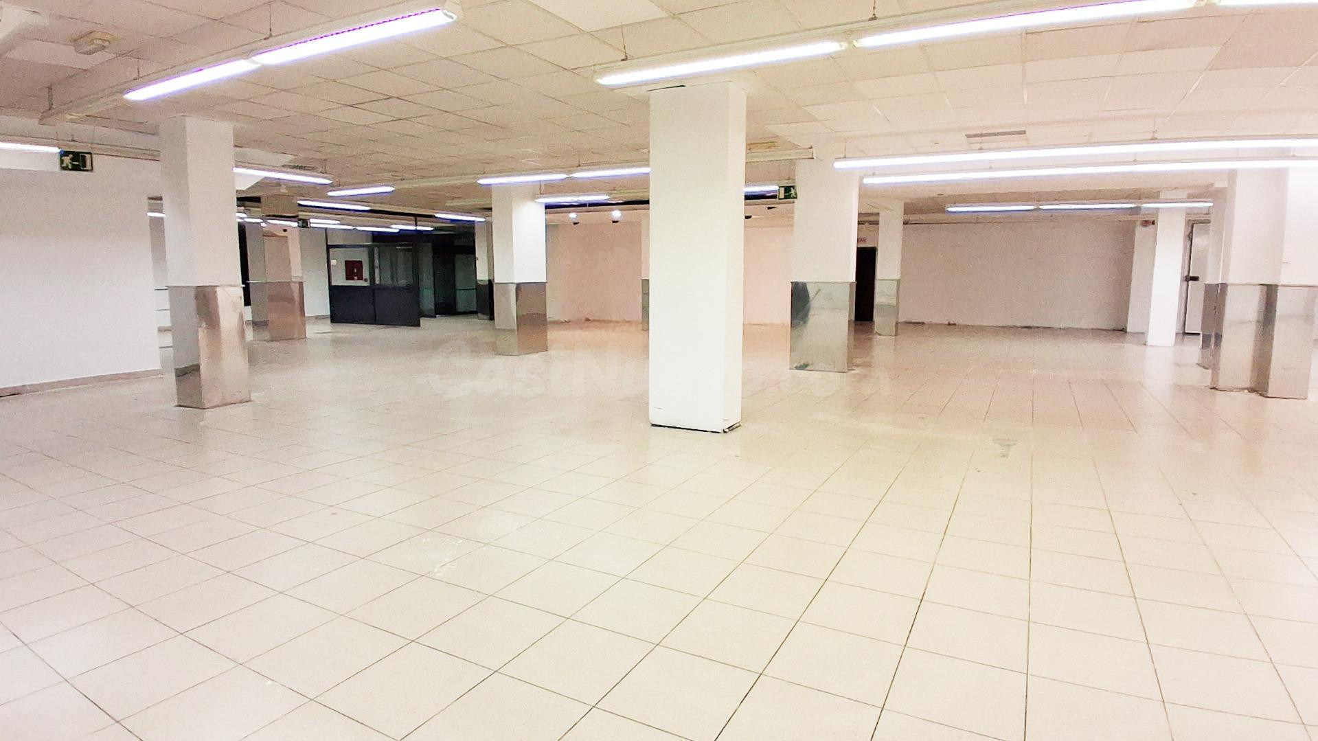 Urbis te ofrece un amplio local comercial en alquiler en la  - foto 3