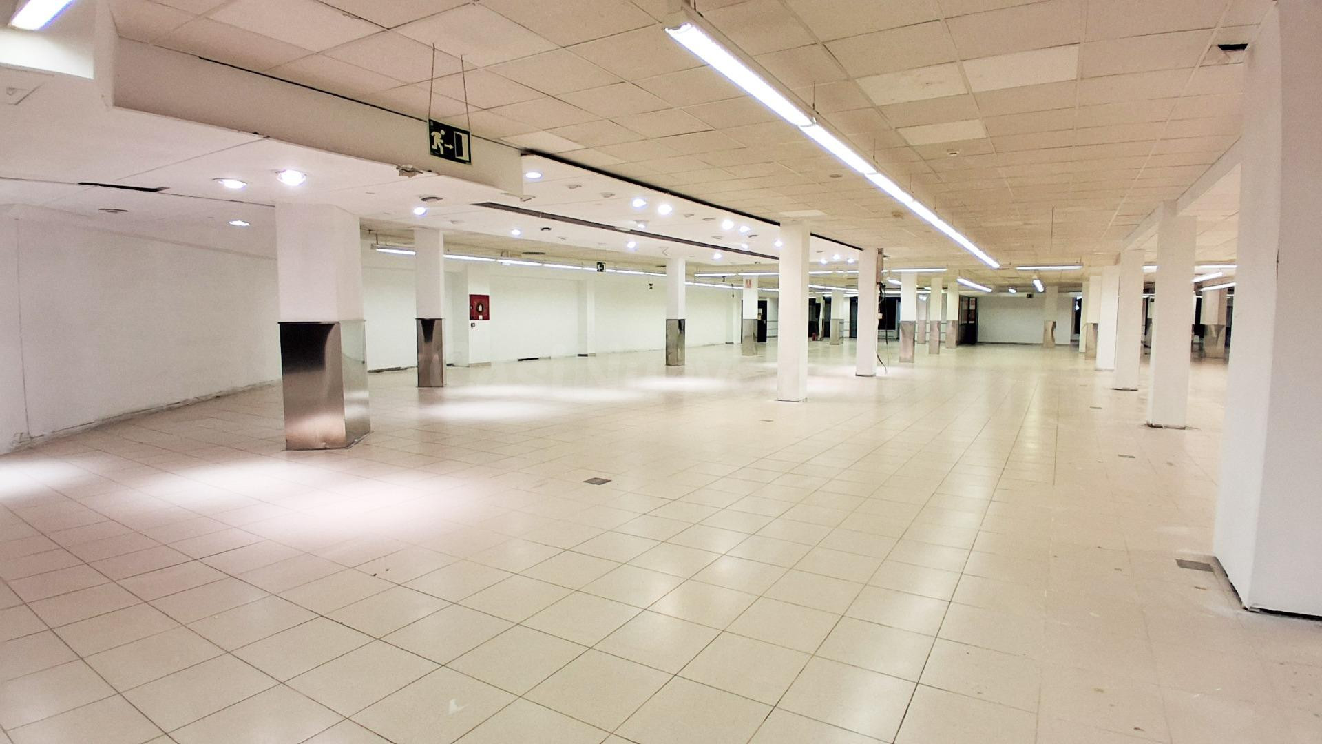 Urbis te ofrece un amplio local comercial en alquiler en la  - foto 4