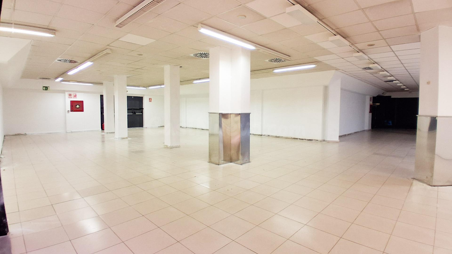 Urbis te ofrece un amplio local comercial en alquiler en la  - foto 5