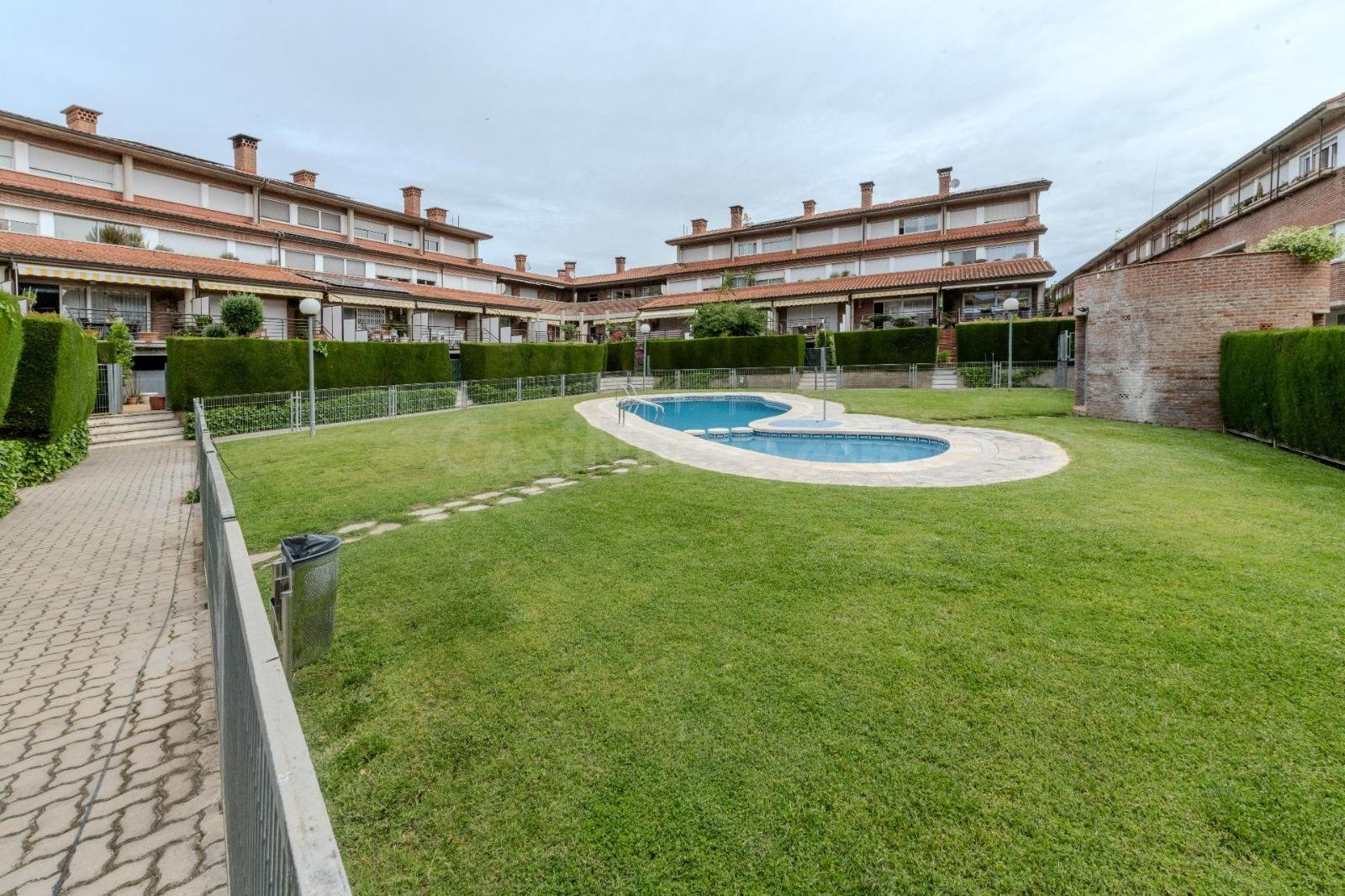 Casa en Castellar con terraza privada, piscina comunitaria y