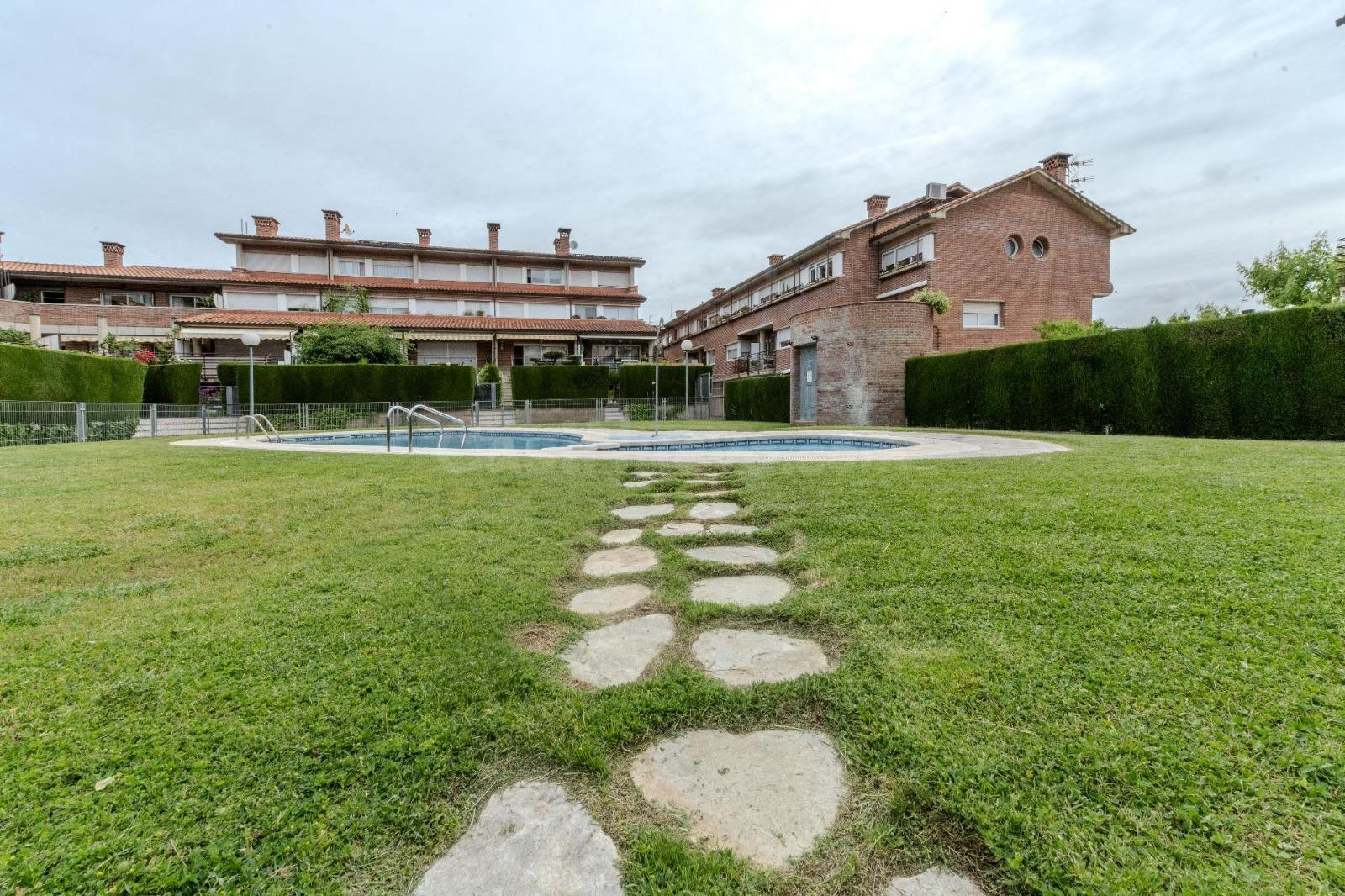 Casa en Castellar con terraza privada, piscina comunitaria y - foto 2