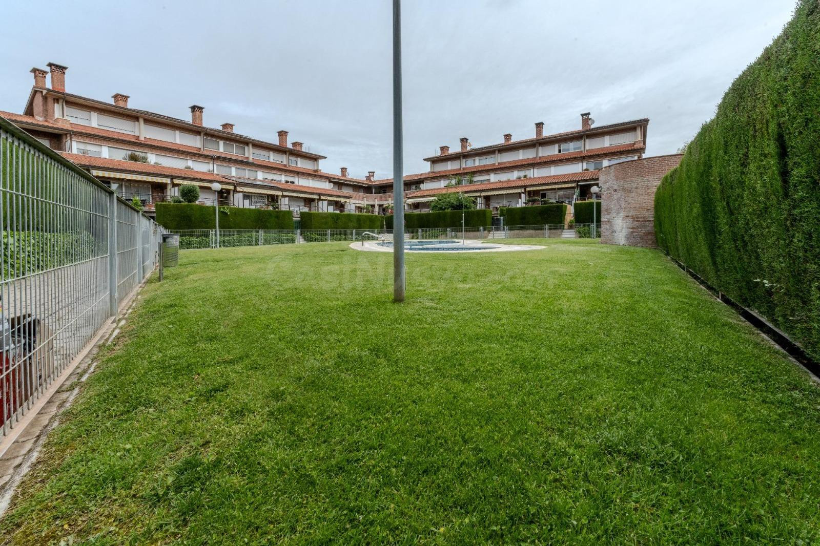 Casa en Castellar con terraza privada, piscina comunitaria y - foto 3