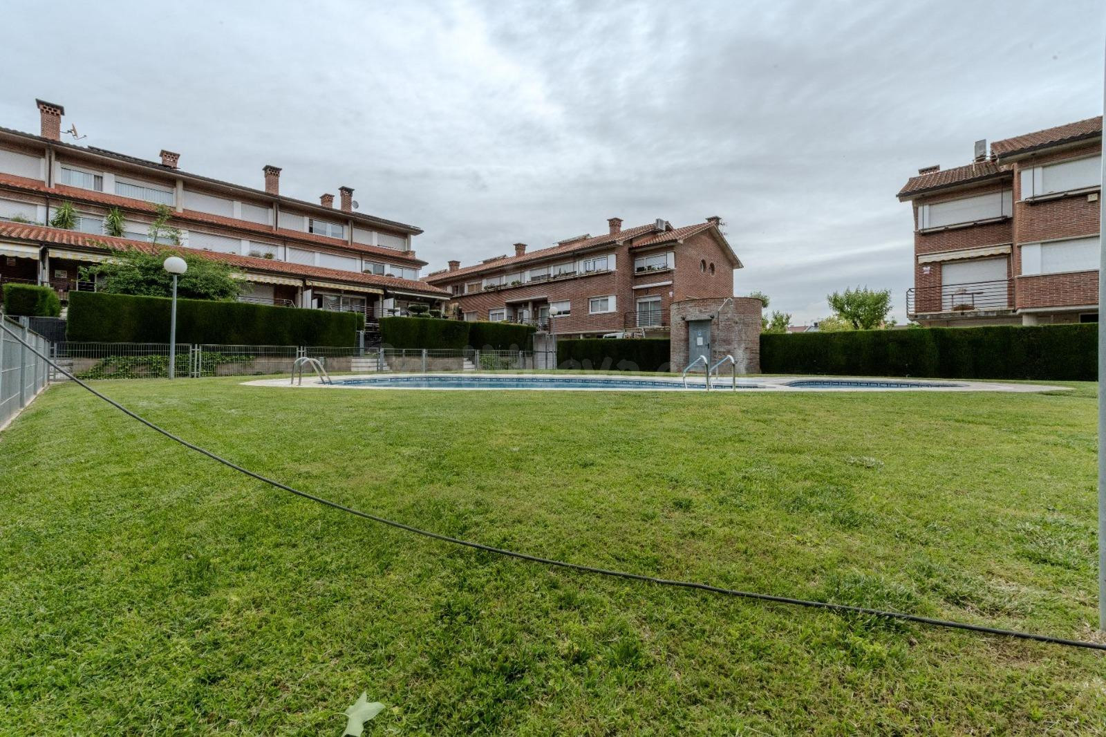Casa en Castellar con terraza privada, piscina comunitaria y - foto 4