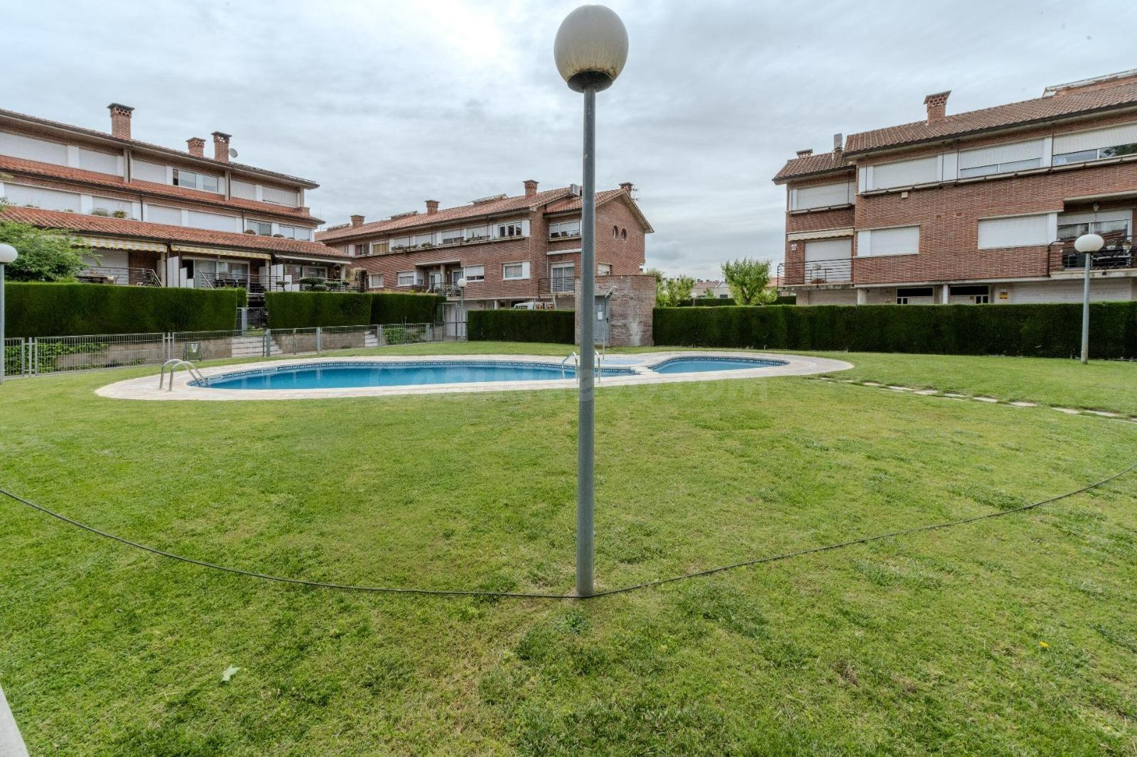 Casa en Castellar con terraza privada, piscina comunitaria y - foto 5