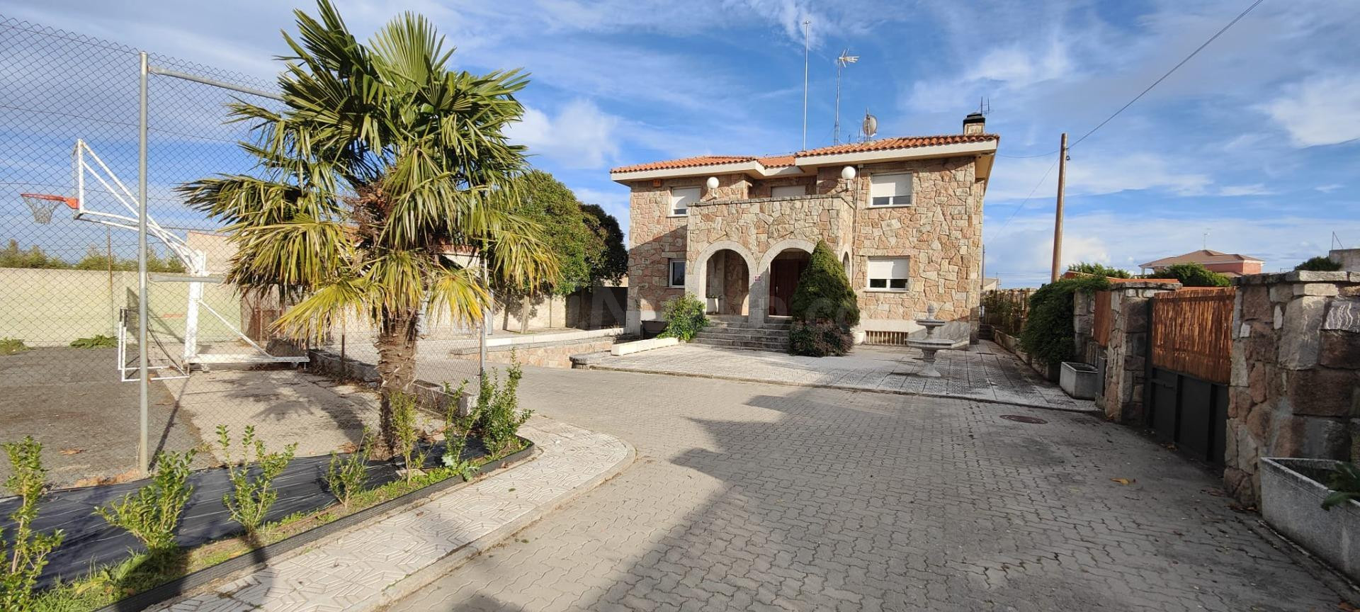 CHALET EN VENTA CALZADA DE VALDUNCIEL. Urbis te ofrece un ch