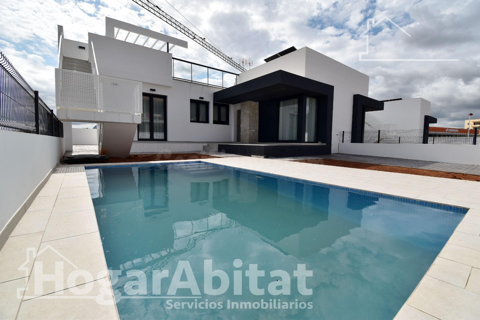 ¡TOTALMENTE NUEVO! PRECIOSO CHALET CON GARAJE, PISCINA PRIVADA Y TERRAZA