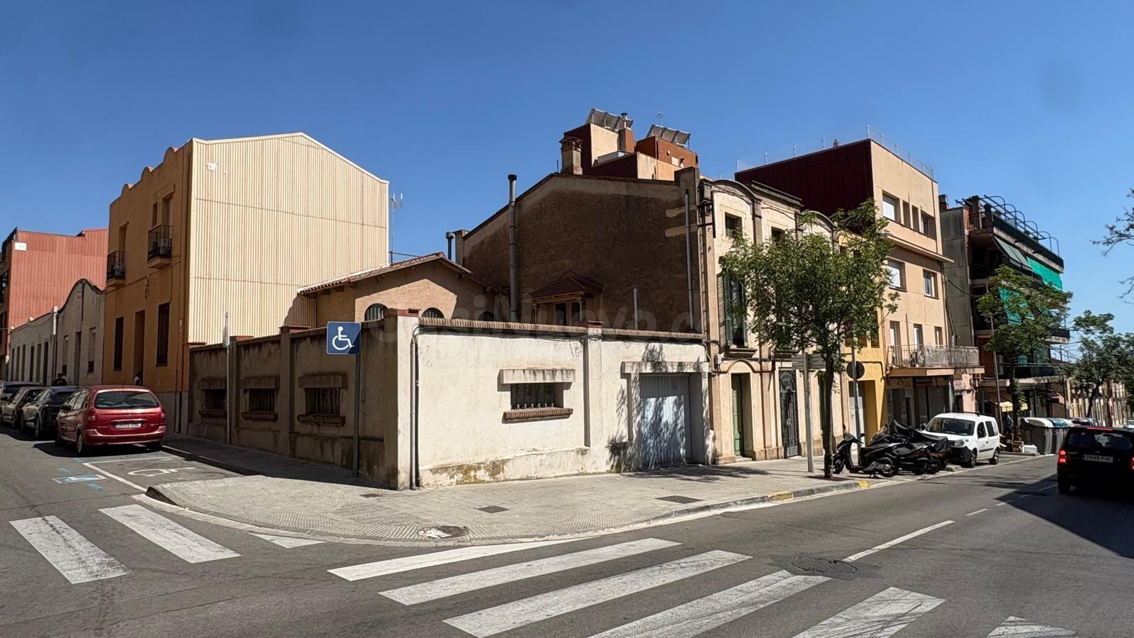 Solar urbà edificable de 117 m2 amb possibilitat de construi - foto 3