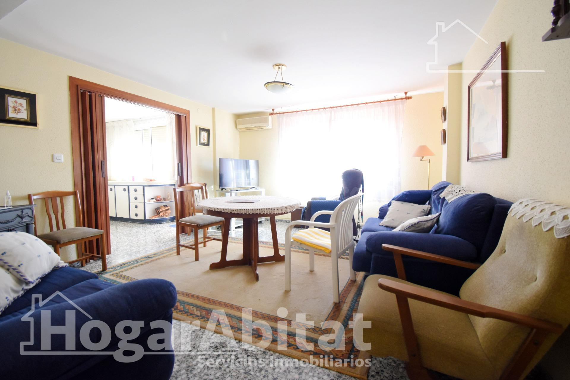 ¡MAGNÍFICA CASA! LUMINOSA CON GARAJE Y TERRAZA, CERCA DEL CE