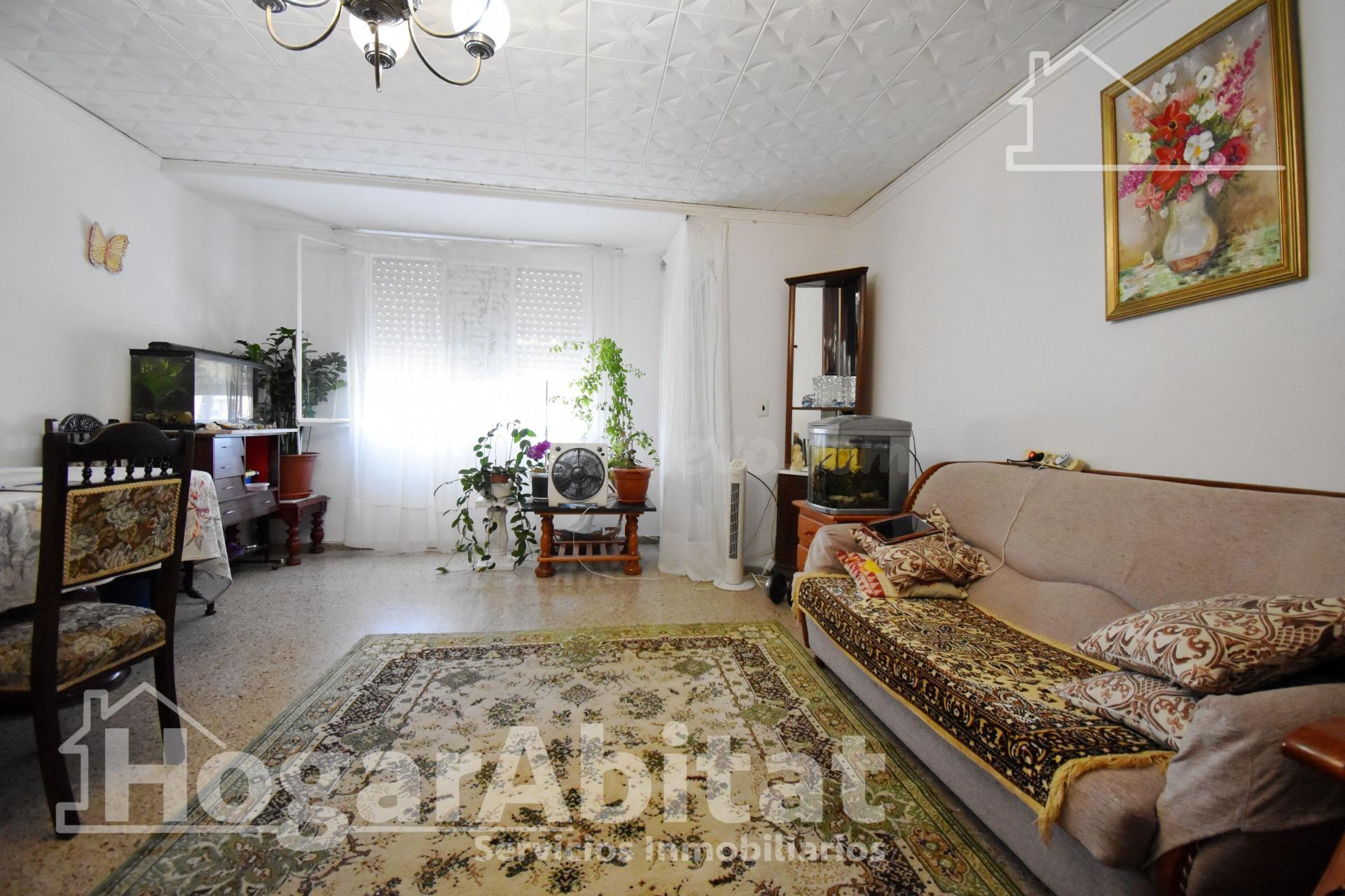 ¡4 DORMITORIOS! MUY AMPLIO CON BALCÓN EN EL CENTRO - foto 2
