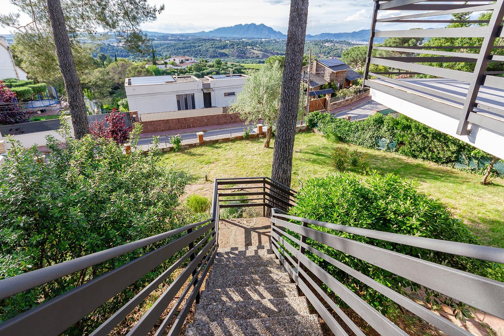 HAY CASAS BONITAS, Y LUEGO, ESTÁN ESAS CASAS QUE CUANDO ENTR - foto 3