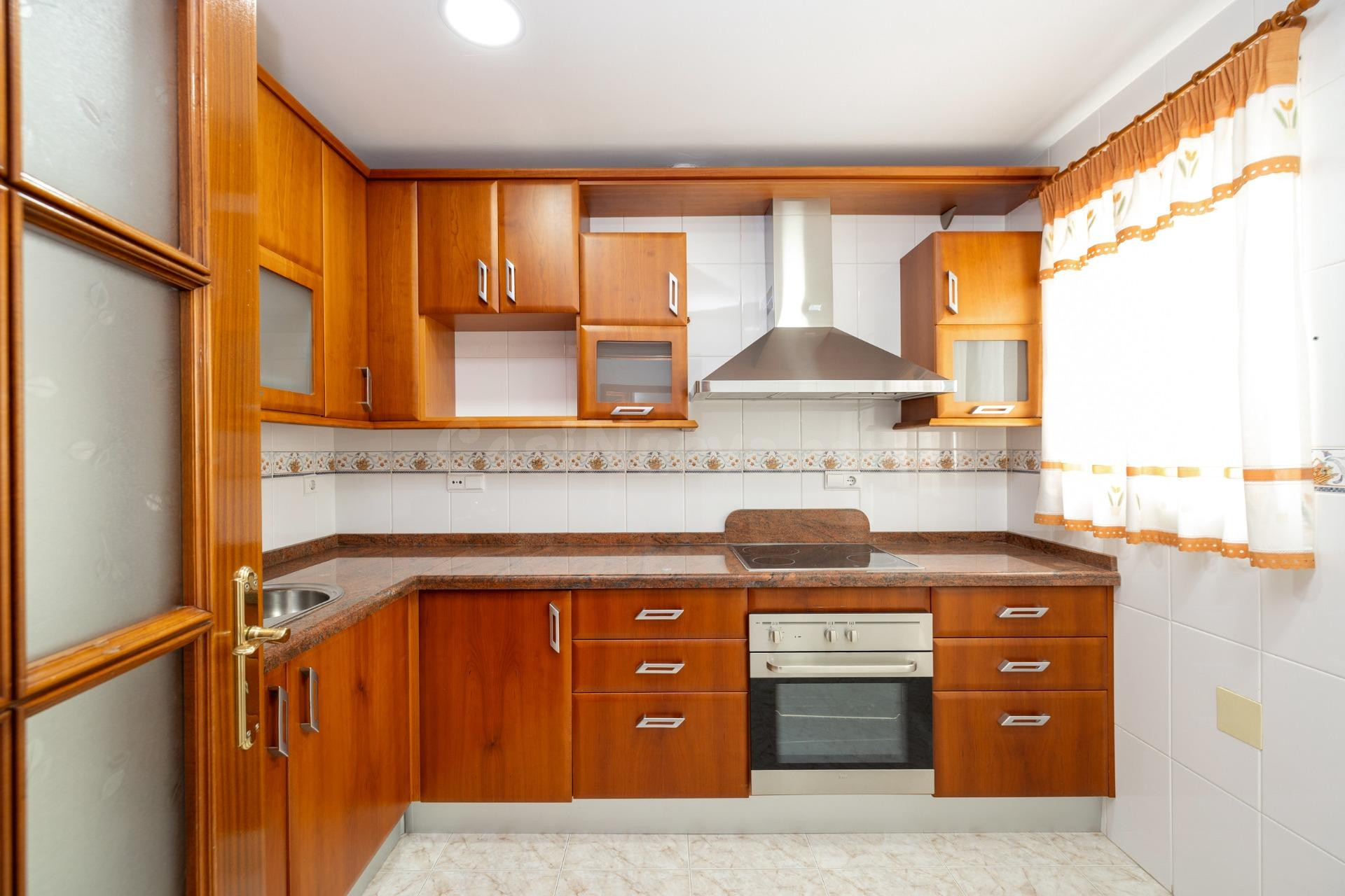 ALQUILER A EMPRESAS Amplio piso de 3 dorm hasta 6 personas, terraza, ascensor, facturable. - foto 3