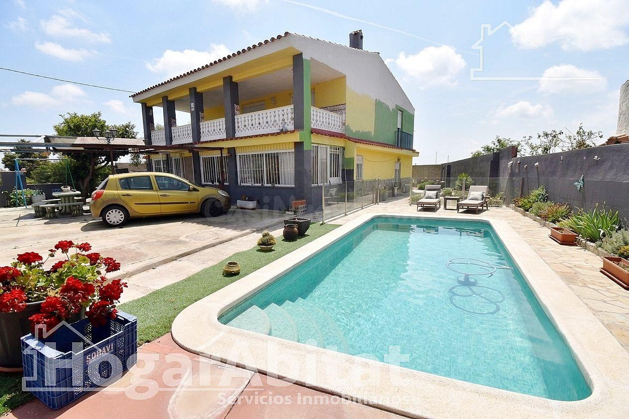 CHALET RÚSTICO CON PISCINA, TERRAZA Y PARKING