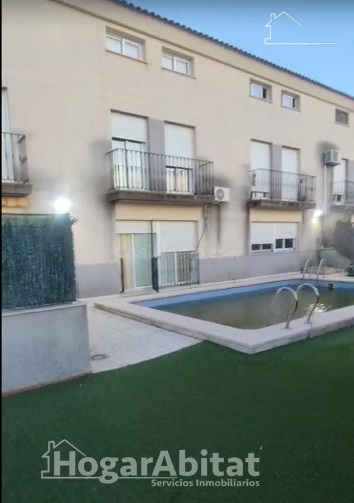 BONITO ADOSADO REFORMADO CON TERRAZA, BARBACOA, GARAJE Y PIS - foto 2