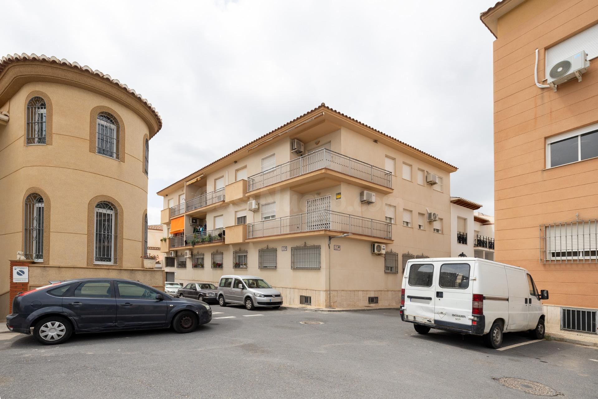 ALQUILER A EMPRESAS Amplio piso de 3 dorm hasta 6 personas, terraza, ascensor, facturable.