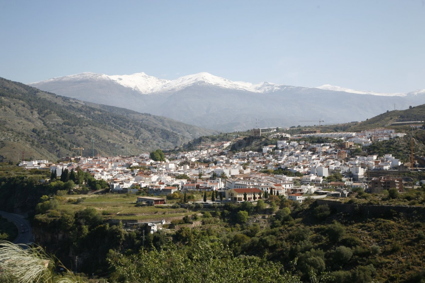 Solar con proyecto y licencia 10 viviendas, garajes y trasteros - foto 2