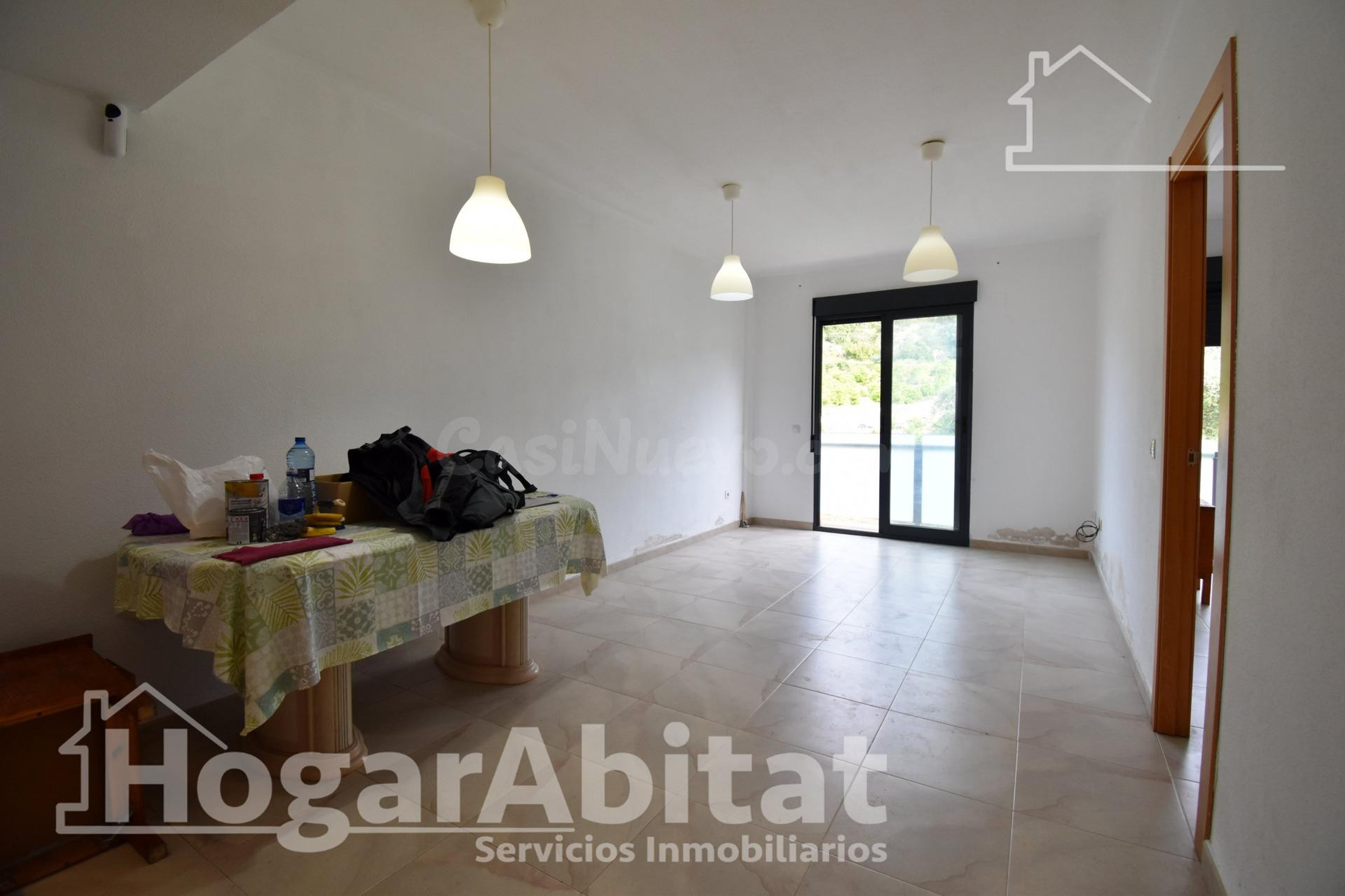 ¡GRAN OPORTUNIDAD! SEMINUEVO Y EXTERIOR CON BALCÓN GARAJE Y  - foto 2