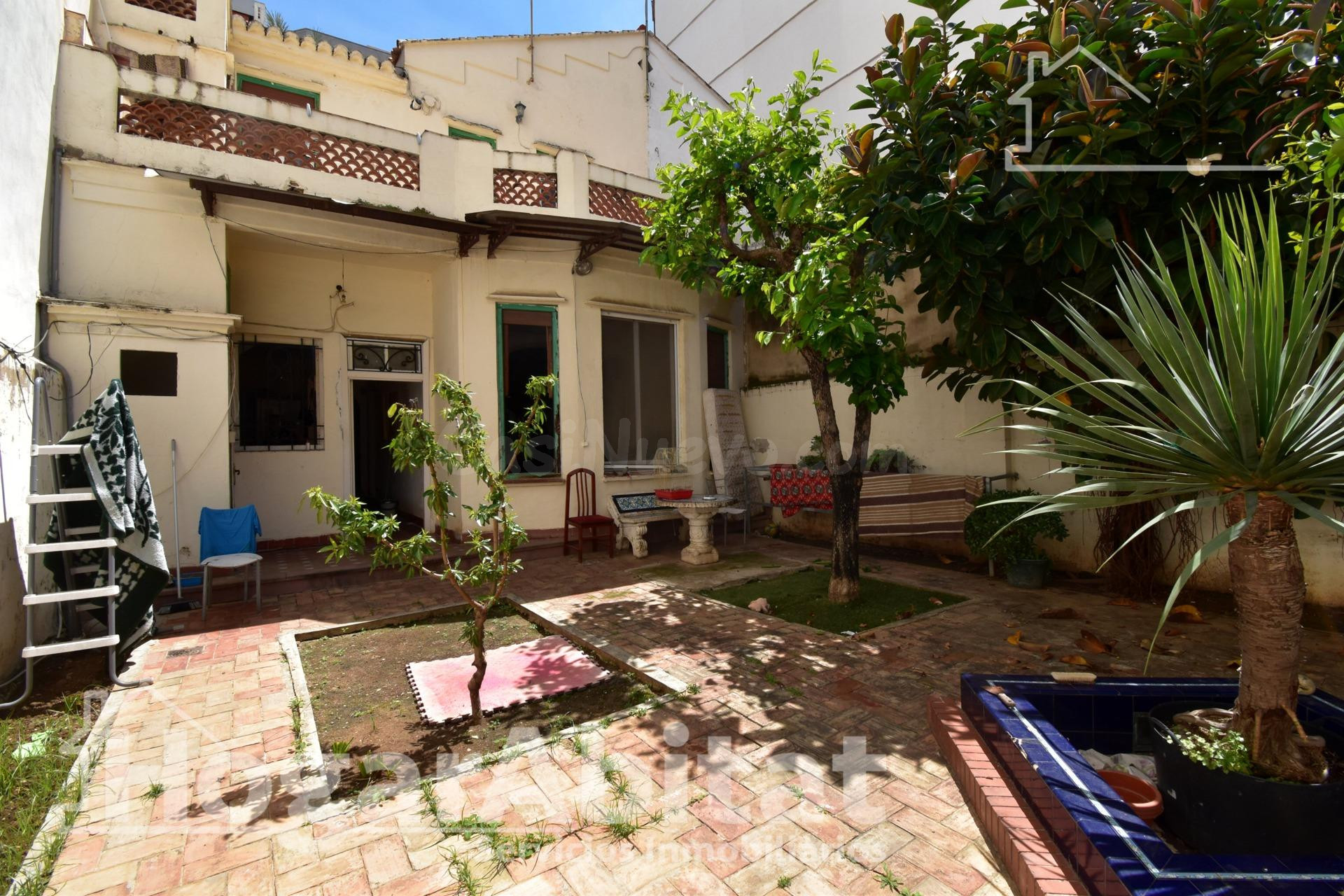 GRAN CASA SEÑORIAL CON TERRAZA Y BARBACOA PARA REFORMAR