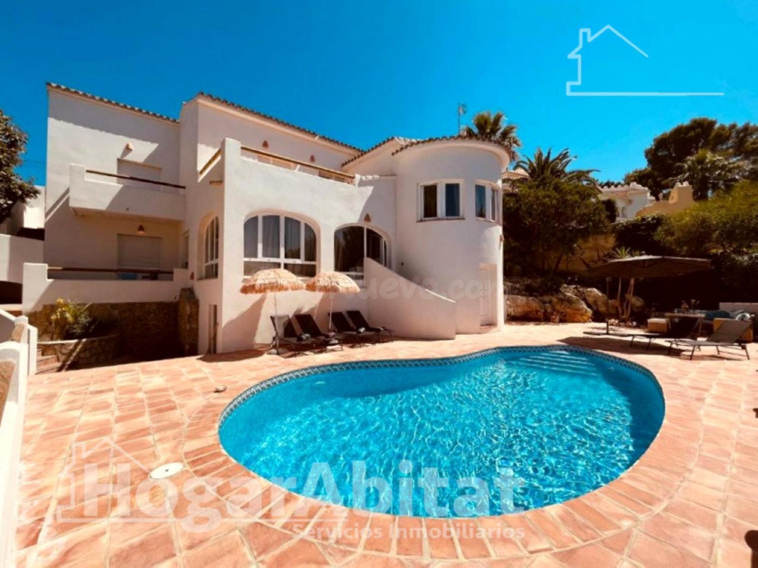 PRECIOSO CHALET CON PISCINA, 3 TERRAZAS, GARAJE Y LICENCIA TURÍSTICA