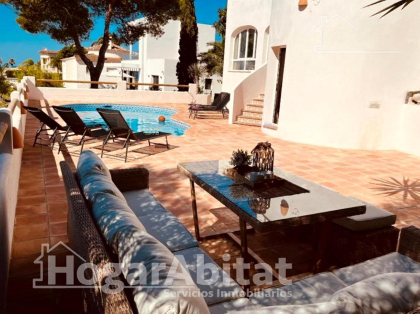 PRECIOSO CHALET CON PISCINA, 3 TERRAZAS, GARAJE Y LICENCIA T - foto 3