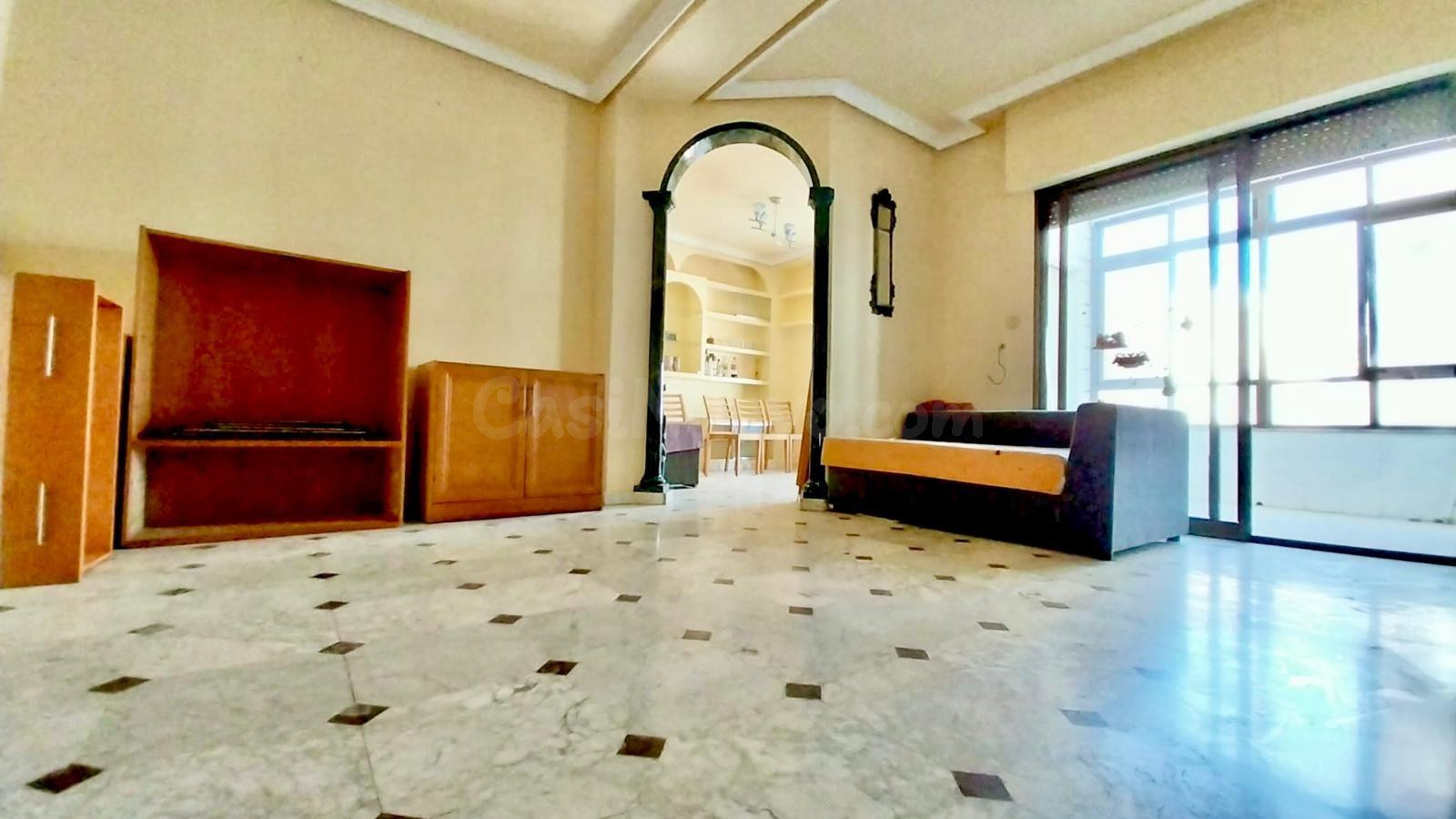 Piso céntrico de gran tamaño en Guardamar. - foto 3