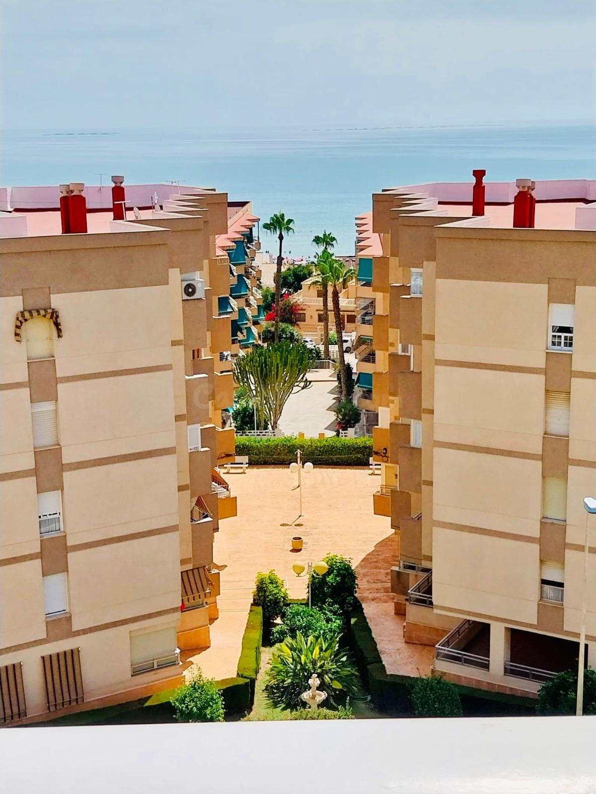 Se vende estupendo apartamento en estado impecable con vistas despejadas al mar.