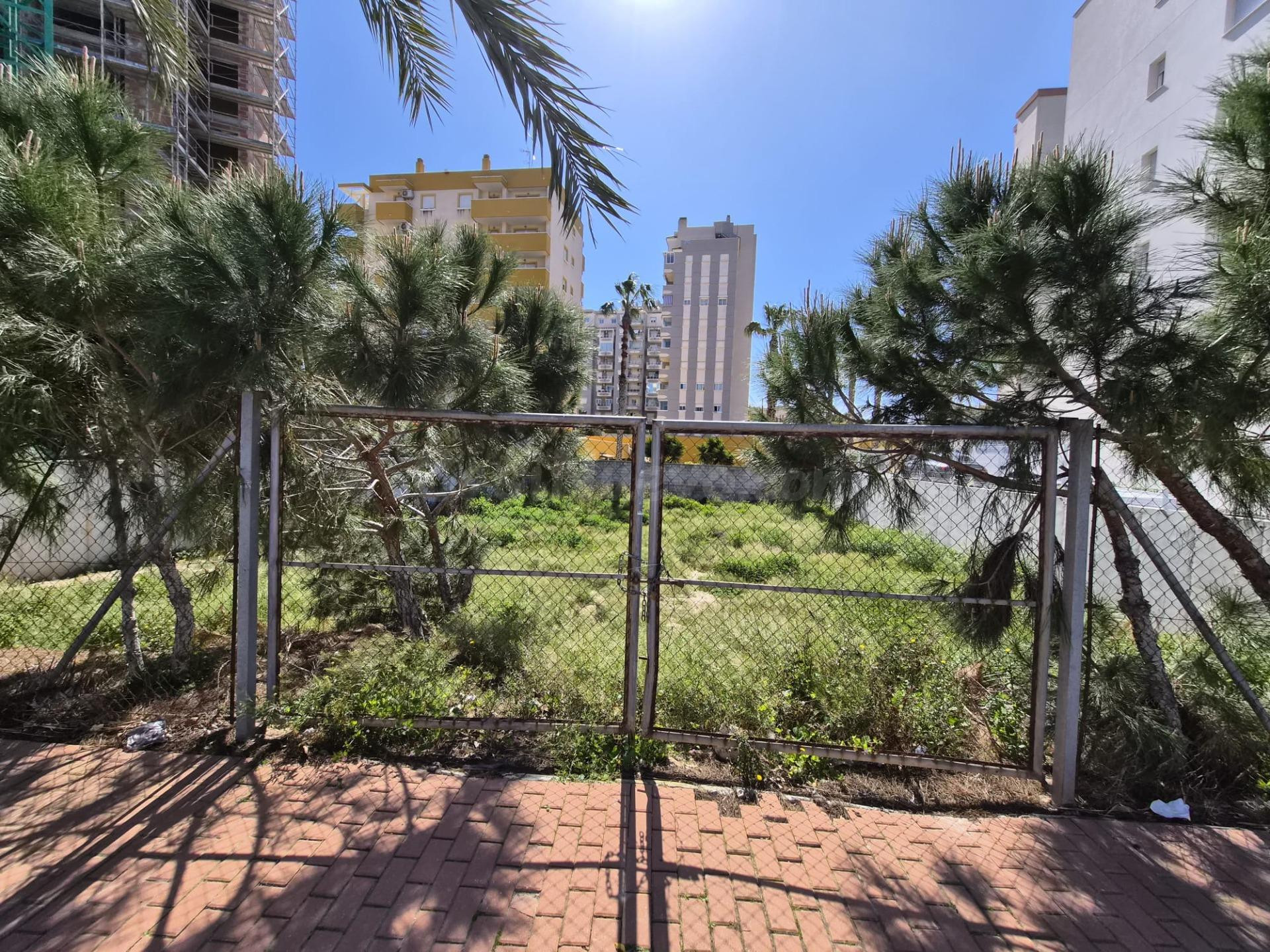 Terreno urbano en venta en Guardamar con 661m2  para construcción en altura